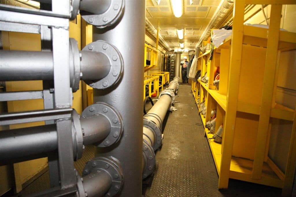 Sala de máquinas con cañerías y equipos de bombeo