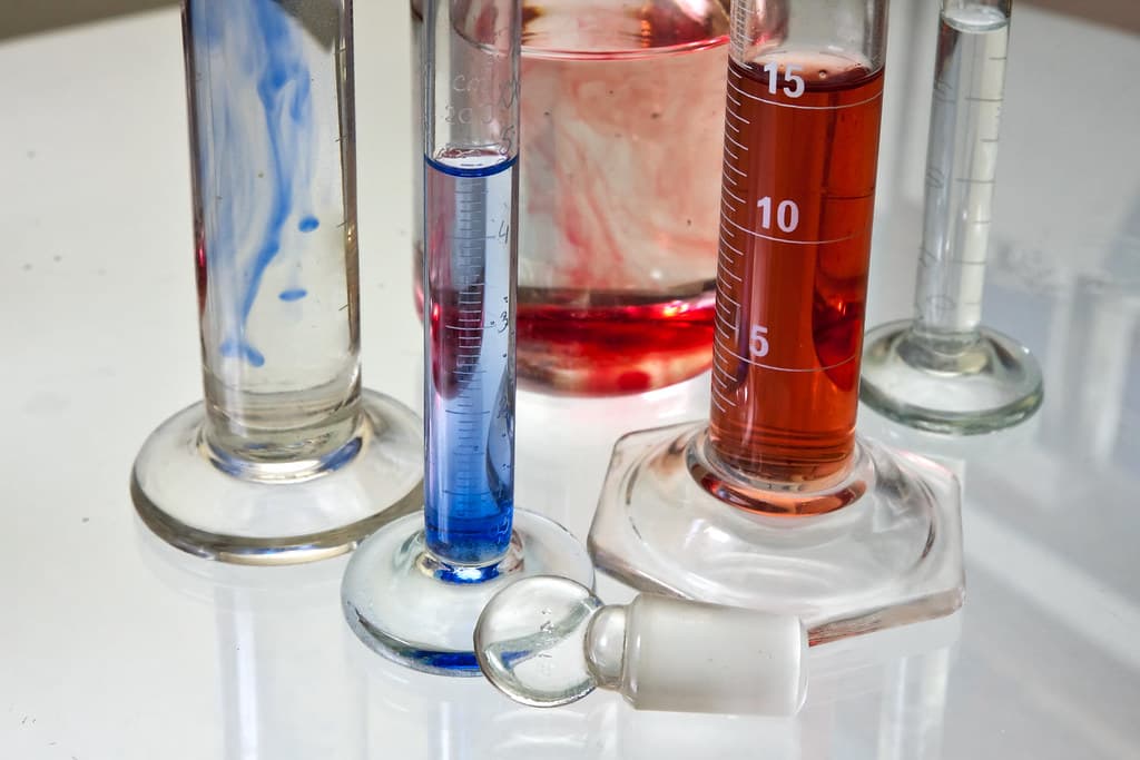 Probetas con muestras de agua en laboratorio